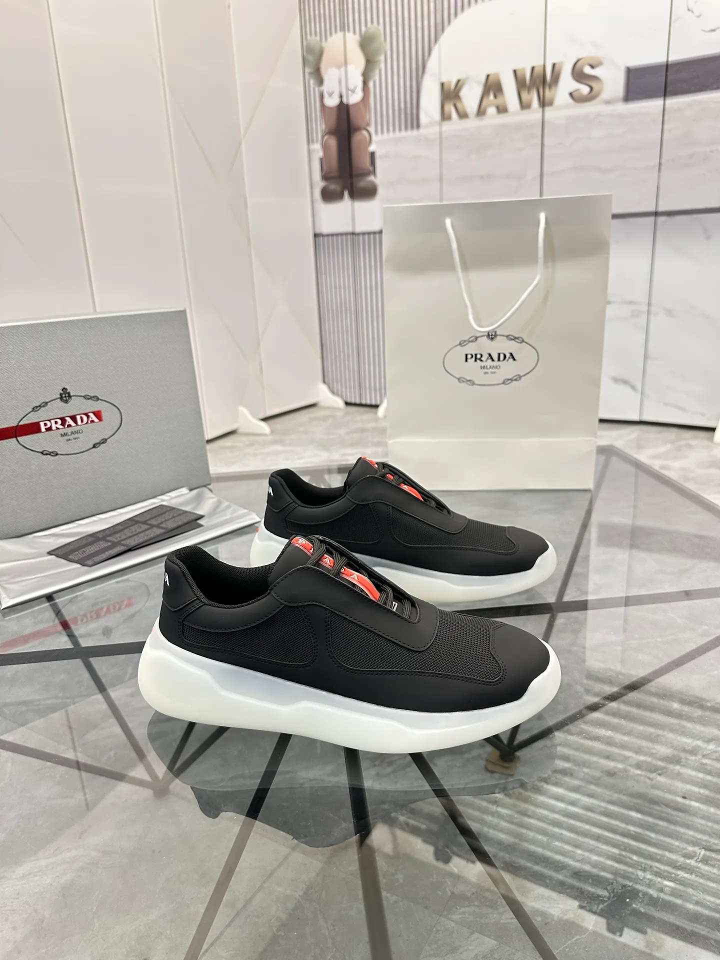 Men's shoes: 💰P660¥ High-end top quality Product trademark: Prada *"Prada*" low-top casual shoes Regular size: 38-45 (can be customized to 46) Product materials: Upper imported silk cowhide spliced ​​with original fabric, breathable lining, original outsole. No.: 001